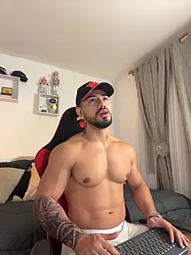 Snapshot of Ezzio_Scolaro chatting on May 23, 1:44 am Ezzio Scolaro online show from May 23, 1:44 am