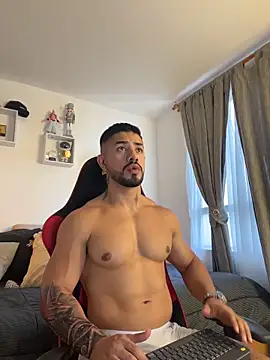 Snapshot of Ezzio_Scolaro chatting on May 23, 10:25 pm Ezzio Scolaro online show from May 23, 10:25 pm