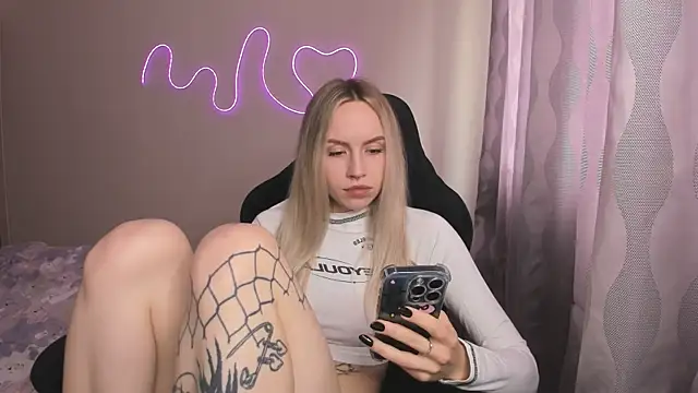 hello kittyyk online show from May 24, 1:49 pm