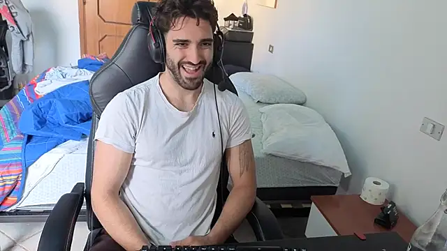 Al3xox02 online show from April 14, 1:06 pm