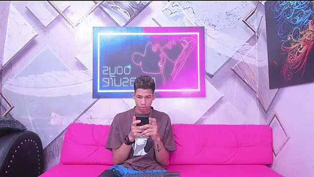 Snapshot of Little_nicoll chatting on February 7, 10:24 pm Little nicoll online show from February 7, 10:24 pm