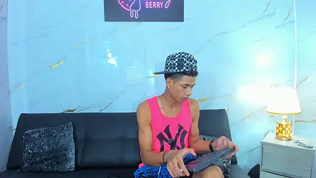 Snapshot of Little_nicoll chatting on February 20, 11:27 pm Little nicoll online show from February 20, 11:27 pm