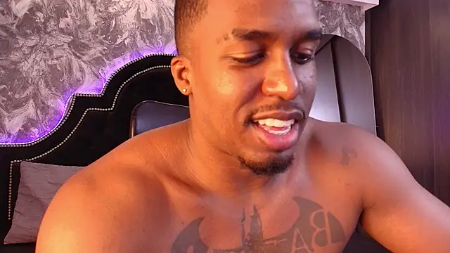 Snapshot of DenzelRios chatting on February 24, 8:07 pm DenzelRios online show from February 24, 8:07 pm