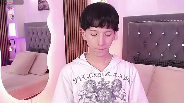 Emo Boy  online show from May 28, 8:28 pm