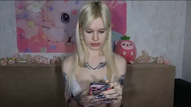 Snapshot of HoneyGold_ chatting on April 1, 3:51 am HoneyGold online show from April 1, 3:51 am