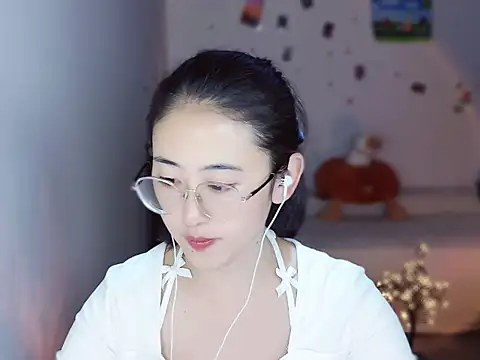 Queena  online show from December 15, 7:45 am