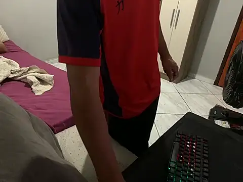 Snapshot of MakoVins chatting on November 11, 8:20 pm MakoVins online show from November 11, 8:20 pm