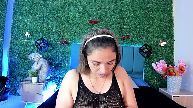 Kiaraa88 online show from July 1, 8:30 pm