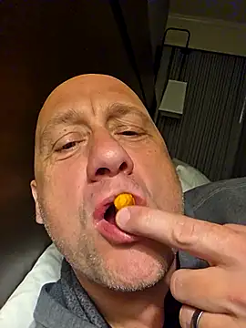 akstr8 online show from March 27, 7:25 am