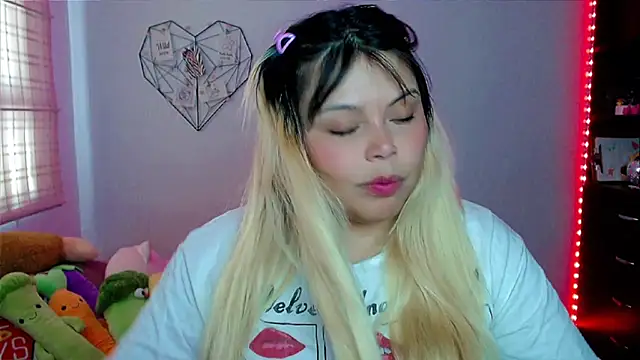 EllieMoonX online show from December 4, 8:50 pm