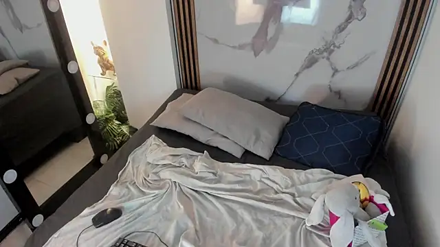 bubble  angel   online show from April 4, 12:13 pm