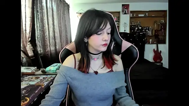 Maki Zein  online show from November 12, 5:24 pm