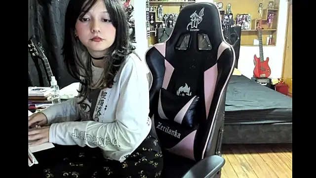 Maki Zein  online show from February 13, 8:32 am