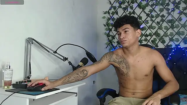 Snapshot of Angel_LatinGuy chatting on October 31, 8:32 pm Angel LatinGuy online show from October 31, 8:32 pm