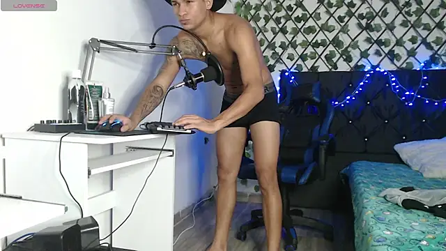 Snapshot of Angel_LatinGuy chatting on November 2, 10:12 pm Angel LatinGuy online show from November 2, 10:12 pm