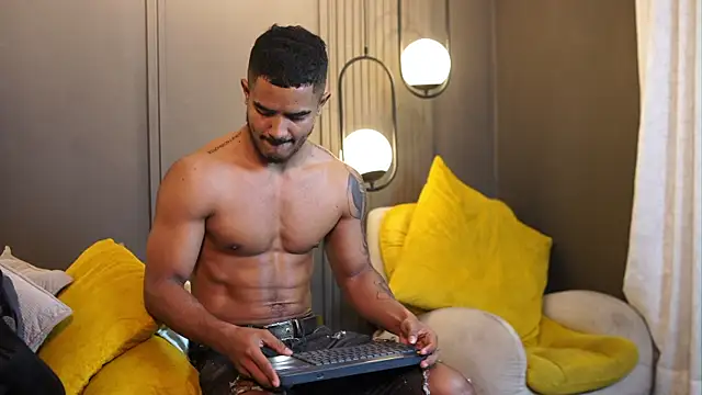 Snapshot of Reik_Vonn chatting on May 3, 8:26 pm Reik Vonn online show from May 3, 8:26 pm