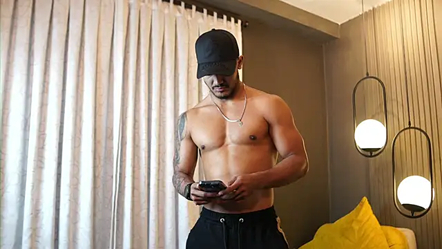 Snapshot of Reik_Vonn chatting on May 5, 12:35 pm Reik Vonn online show from May 5, 12:35 pm