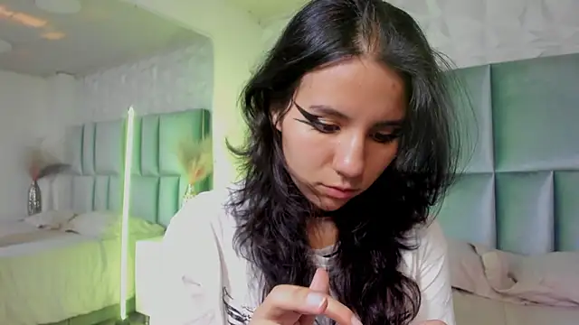 HollyPeach online show from March 5, 7:32 pm