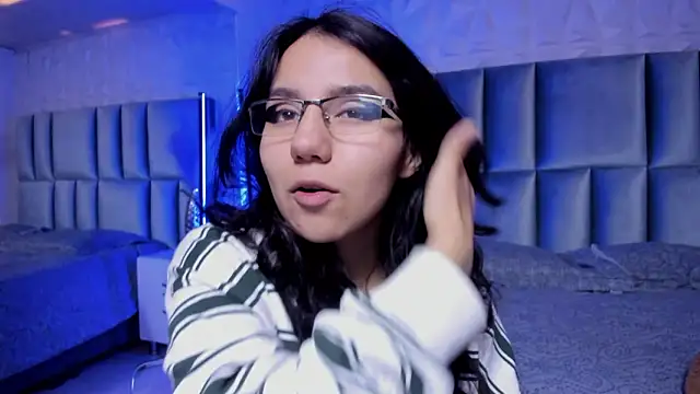 HollyPeach online show from March 8, 5:50 pm