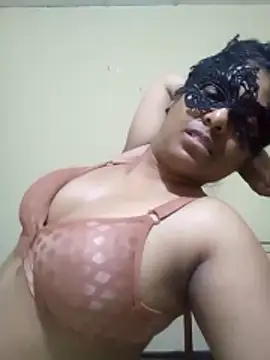 Expose Queen online show from February 24, 5:22 pm