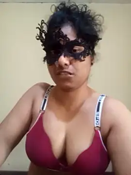 Expose Queen online show from March 19, 7:45 am