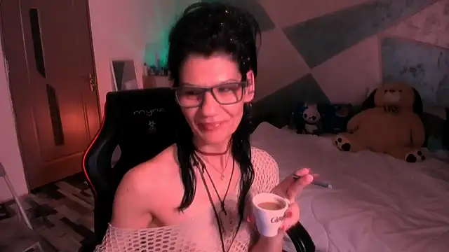 Snapshot of SweetSin40 chatting on June 1, 7:37 pm SweetSin40 online show from June 1, 7:37 pm