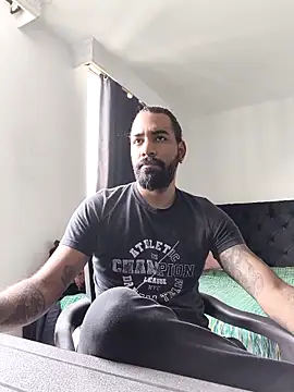 Snapshot of logan_arte_dance chatting on October 12, 7:02 pm logan arte dance online show from October 12, 7:02 pm