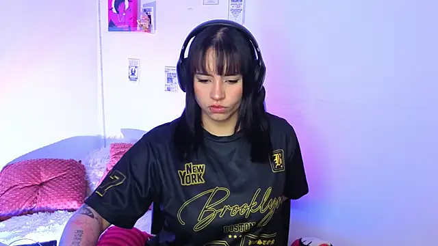 Emily Lindey online show from April 18, 3:43 am