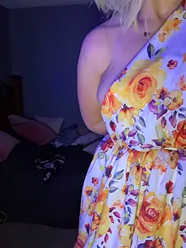Snapshot of queenkelly1234 chatting on March 21, 3:44 am queenkelly1234 online show from March 21, 3:44 am