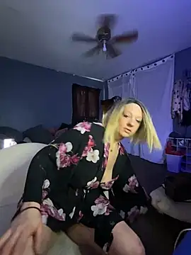 Snapshot of queenkelly1234 chatting on March 22, 6:44 pm queenkelly1234 online show from March 22, 6:44 pm