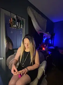 Snapshot of queenkelly1234 chatting on April 3, 6:00 am queenkelly1234 online show from April 3, 6:00 am