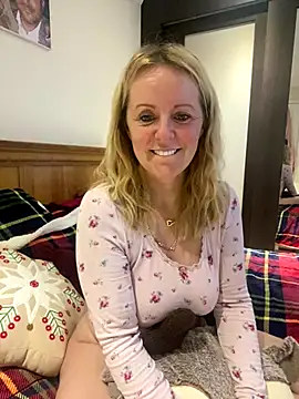 madamlillyrose online show from December 18, 8:53 am