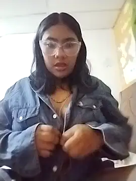 Snapshot of Kira_Lu chatting on October 18, 3:31 am Kira Lu online show from October 18, 3:31 am