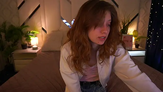 Snapshot of CuteeFoxy chatting on February 9, 2:21 pm CuteeFoxy online show from February 9, 2:21 pm