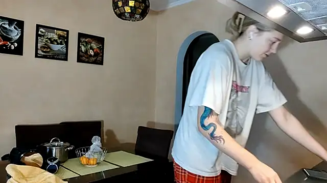 ThomasinaGalvin online show from November 9, 10:24 am