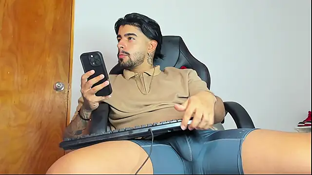 maximo black  online show from November 14, 9:24 pm