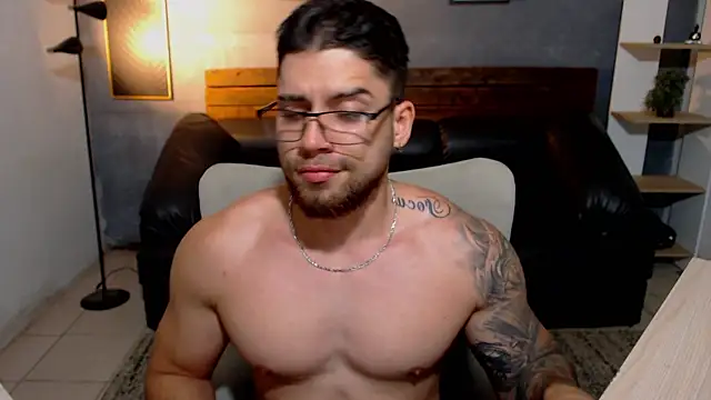 Snapshot of Mike_montoya01 chatting on June 30, 10:33 pm Mike montoya01 online show from June 30, 10:33 pm