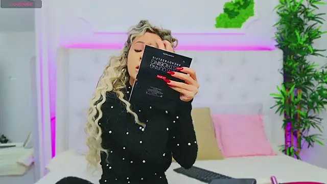 Snapshot of AriannaSins chatting on January 6, 1:19 pm AriannaSins online show from January 6, 1:19 pm