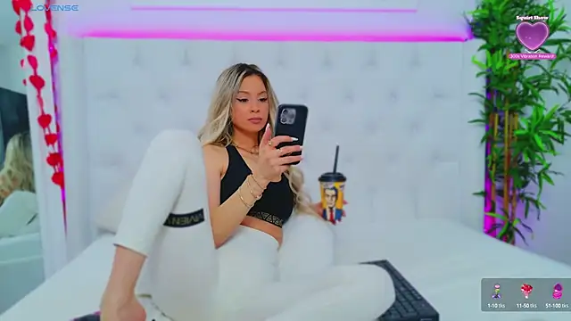 Snapshot of AriannaSins chatting on March 6, 4:38 pm AriannaSins online show from March 6, 4:38 pm