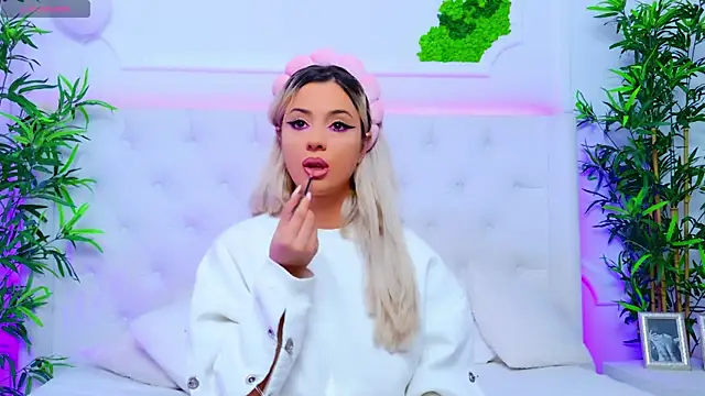 Snapshot of AriannaSins chatting on October 1, 12:33 pm AriannaSins online show from October 1, 12:33 pm