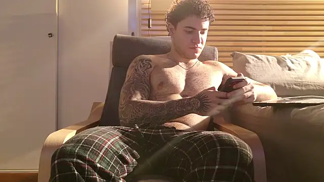 Snapshot of KevinWolf777 chatting on April 24, 3:31 am KevinWolf777 online show from April 24, 3:31 am