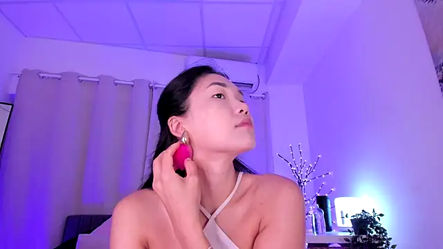 Snapshot of Divine_Madeleine chatting on July 16, 6:19 am Divine Madeleine online show from July 16, 6:19 am