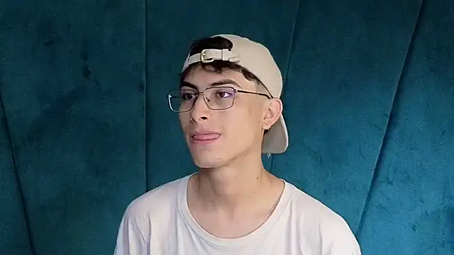 Aaron Eze online show from November 8, 7:56 pm