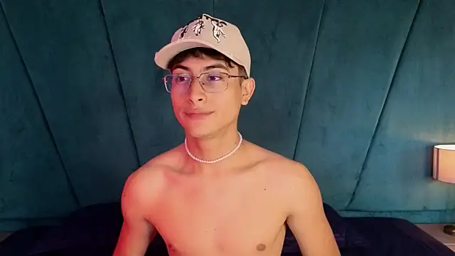 Aaron Eze online show from November 21, 8:18 pm