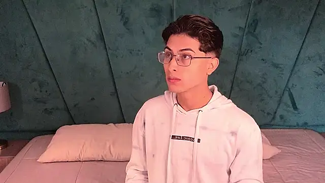 Aaron Eze online show from March 31, 12:27 pm