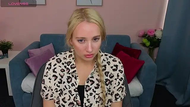 Snapshot of AuroraSkyee chatting on October 20, 1:11 pm AuroraSkyee online show from October 20, 1:11 pm