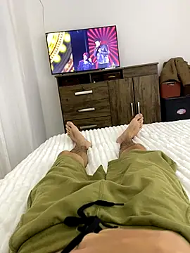 leozin01 online show from November 6, 12:00 am