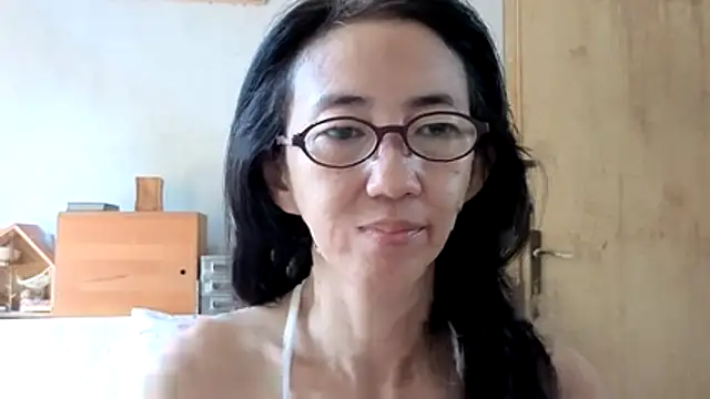 Snapshot of princessD077 chatting on May 9, 2:39 am princessD077 online show from May 9, 2:39 am