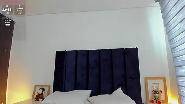 Snapshot of melanie_roux__ chatting on March 16, 12:31 pm melanie roux online show from March 16, 12:31 pm