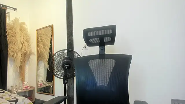 Inaya Khalifa online show from February 17, 1:13 am